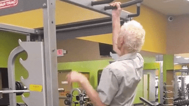 90-летний мужчина подтягивается Gif 90-летний мужчина подтягивается Gif