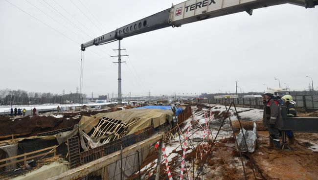 Сотрудники оперативных служб на месте ЧП около обрушившегося тоннеля на Калужском шоссе в Новой Москве Сотрудники оперативных служб на месте ЧП около обрушившегося тоннеля на Калужском шоссе в Новой Москве