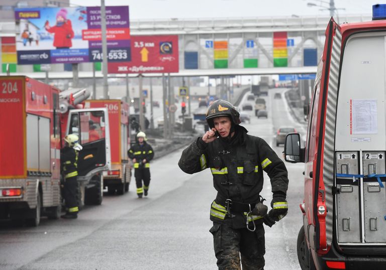 Пожарные на Калужском шоссе в Новой Москве, где обрушился строящийся тоннель Пожарные на Калужском шоссе в Новой Москве, где обрушился строящийся тоннель