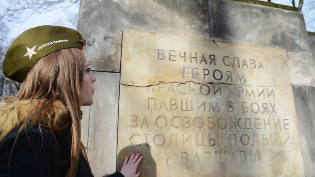 Участница российского автопробега Дороги памяти у памятника Благодарности Красной армии. Архивное фото Участница российского автопробега Дороги памяти у памятника Благодарности Красной армии. Архивное фото