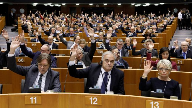 Члены Европейского парламента голосуют за снятие парламентского иммунитета с лидера партии Национальный фронт Марин Ле Пен. 2 марта 2017 Члены Европейского парламента голосуют за снятие парламентского иммунитета с лидера партии Национальный фронт Марин Ле Пен. 2 марта 2017