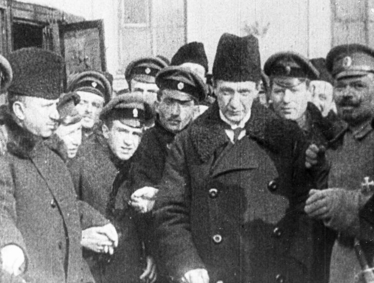 Министр юстиции Временного правительства Александр Керенский среди военных. Март 1917