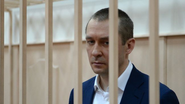 Дмитрий Захарченко в Басманном судом Москвы перед рассмотрением ходатайства следствия о продлении ареста. Аохивное фото Дмитрий Захарченко в Басманном судом Москвы перед рассмотрением ходатайства следствия о продлении ареста. Аохивное фото