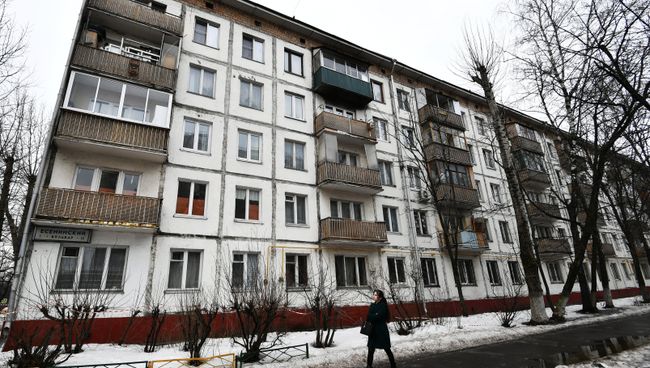 Пятиэтажный жилой дом в районе Кузьминки. Архивное фото Пятиэтажный жилой дом в районе Кузьминки. Архивное фото