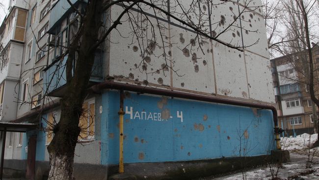 Пострадавшие при обстреле дома в Донецке. Архивное фото Пострадавшие при обстреле дома в Донецке. Архивное фото