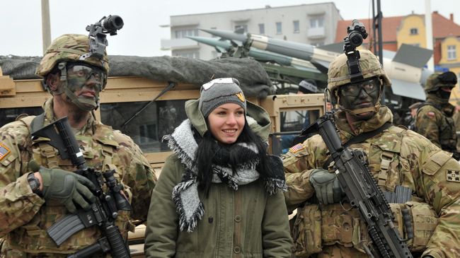 Церемония встречи американских военных в городе Сквежина, Польша. Февраль 2017 Церемония встречи американских военных в городе Сквежина, Польша. Февраль 2017
