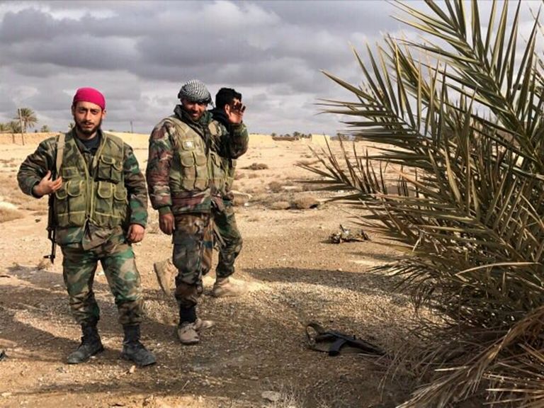 Военнослужащие Сирийской Арабской Республики возле историко-архитектурного комплекса Древней Пальмиры в сирийской провинции Хомс Военнослужащие Сирийской Арабской Республики возле историко-архитектурного комплекса Древней Пальмиры в сирийской провинции Хомс