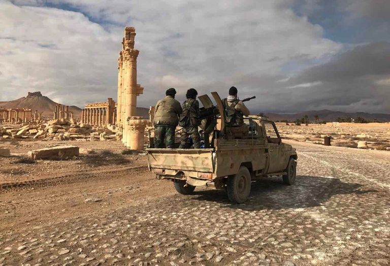 Военнослужащие Сирийской Арабской Республики возле историко-архитектурного комплекса Древней Пальмиры в сирийской провинции Хомс Военнослужащие Сирийской Арабской Республики возле историко-архитектурного комплекса Древней Пальмиры в сирийской провинции Хомс
