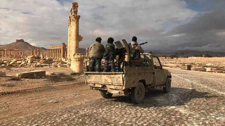 Военнослужащие Сирийской Арабской Республики возле историко-архитектурного комплекса Древней Пальмиры в сирийской провинции Хомс Военнослужащие Сирийской Арабской Республики возле историко-архитектурного комплекса Древней Пальмиры в сирийской провинции Хомс