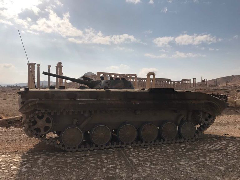 Военная техника Сирийской Арабской Республики возле историко-архитектурного комплекса Древней Пальмиры в сирийской провинции Хомс Военная техника Сирийской Арабской Республики возле историко-архитектурного комплекса Древней Пальмиры в сирийской провинции Хомс