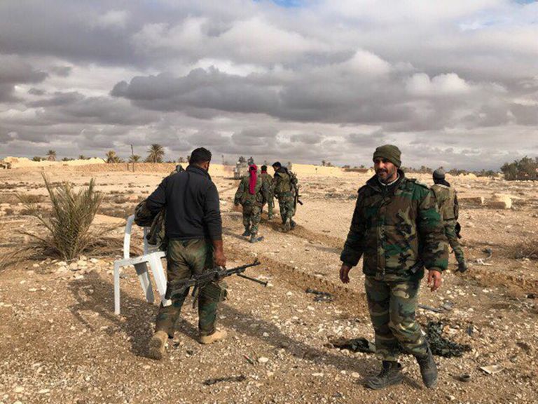 Военнослужащие Сирийской Арабской Республики возле историко-архитектурного комплекса Древней Пальмиры в сирийской провинции Хомс Военнослужащие Сирийской Арабской Республики возле историко-архитектурного комплекса Древней Пальмиры в сирийской провинции Хомс