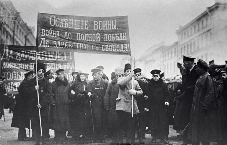 Манифестация инвалидов I-ой мировой войны на Невском проспекте под лозунгом Война до полной победы. Петроград. Март-апрель 1917 Манифестация инвалидов I-ой мировой войны на Невском проспекте под лозунгом Война до полной победы. Петроград. Март-апрель 1917