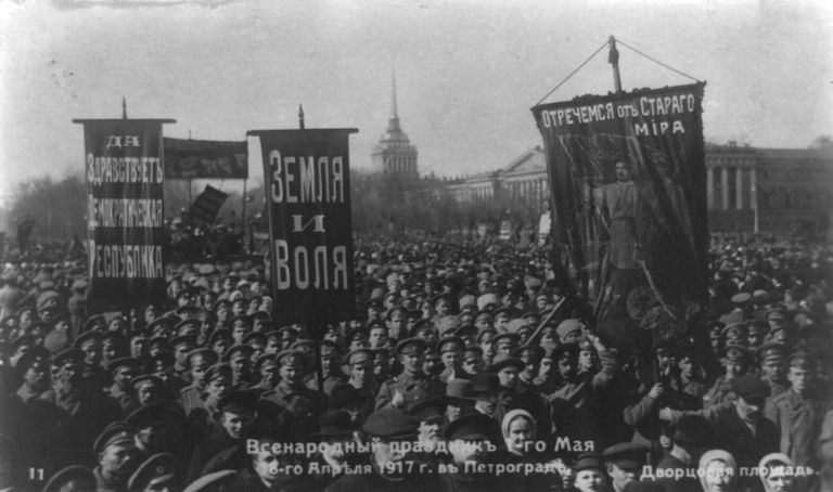 Всенародный праздник 1-го мая на Дворцовой площади. 18 апреля 1917, Петроград Всенародный праздник 1-го мая на Дворцовой площади. 18 апреля 1917, Петроград
