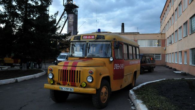 Аварийные службы у здания шахты Степная во Львовской области, где произошла авария. 2 марта 2017 Аварийные службы у здания шахты Степная во Львовской области, где произошла авария. 2 марта 2017