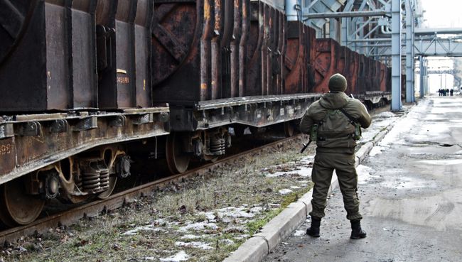 Военнослужащий на территории Юзовского металлургического завода в Донецке. Архивное фото Военнослужащий на территории Юзовского металлургического завода в Донецке. Архивное фото