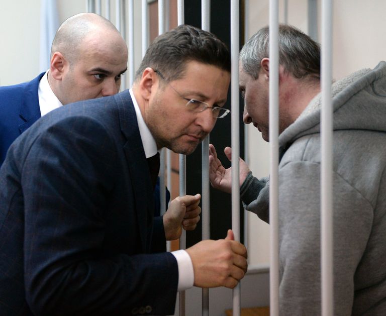 Лидер хакерской группы Шалтай-Болтай Владимир Аникеев общается с адвокатами в Лефортовском суде Москвы. 3 марта 2017