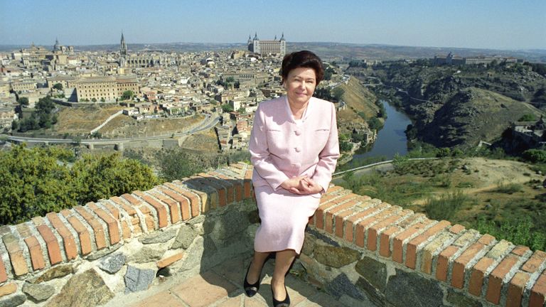 Супруга Президента РФ Наина Ельцина на прогулке по городу Толедо