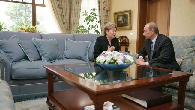Президент России Владимир Путин посетил в Барвихе вдову Бориса Ельцина Наину Иосифовну по случаю 40 дней со дня смерти первого Президента России. Архивное фото Президент России Владимир Путин посетил в Барвихе вдову Бориса Ельцина Наину Иосифовну по случаю 40 дней со дня смерти первого Президента России. Архивное фото