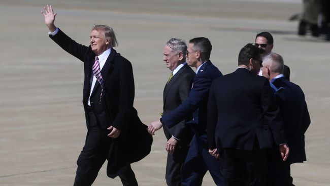 Президент США Дональд Трамп прибывает на авиабазу Лэнгли в Хамптоне. 2 марта 2017 года Президент США Дональд Трамп прибывает на авиабазу Лэнгли в Хамптоне. 2 марта 2017 года