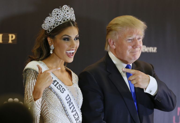 Дональд Трамп с представительницей США на конкурсе Мисс Вселенная в Москве. 2013 год Дональд Трамп с представительницей США на конкурсе Мисс Вселенная в Москве. 2013 год
