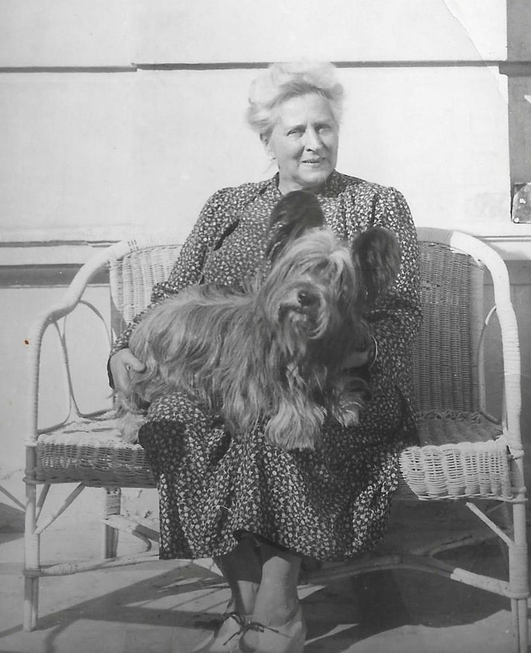 Евгения Николаевна Добрынина. Париж. 1952 год Евгения Николаевна Добрынина. Париж. 1952 год