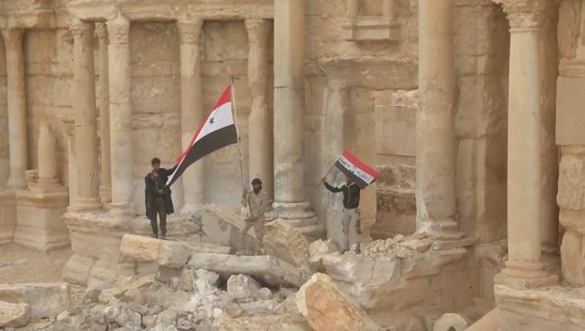 Бойцы армии САР развернули сирийские флаги в центре Древней Пальмиры Бойцы армии САР развернули сирийские флаги в центре Древней Пальмиры