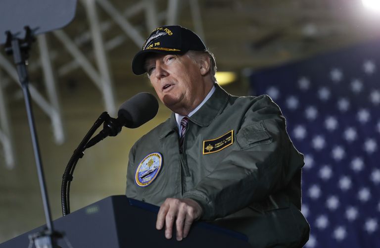 Президент США Дональд Трамп выступает перед моряками на борту авианосца Джеральд Форд. 2 марта 2017