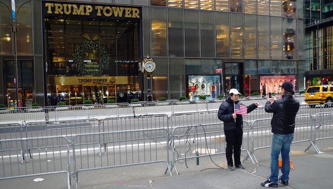Туристы фотографируются у здания Trump Tower в Нью-Йорке, США. Архивное фото Туристы фотографируются у здания Trump Tower в Нью-Йорке, США. Архивное фото