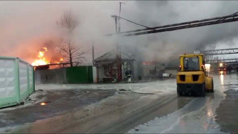 Работа спасателей на месте пожара в ангарах с лакокрасочными изделиями в Щелково