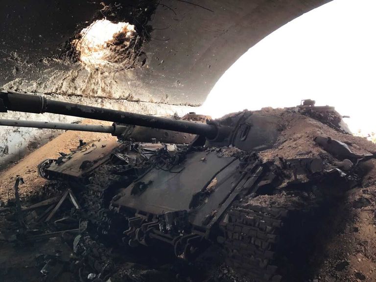 Военная техника, уничтоженная в результате штурма гражданского аэропорта, в окрестностях Пальмиры в сирийской провинции Хомс Военная техника, уничтоженная в результате штурма гражданского аэропорта, в окрестностях Пальмиры в сирийской провинции Хомс
