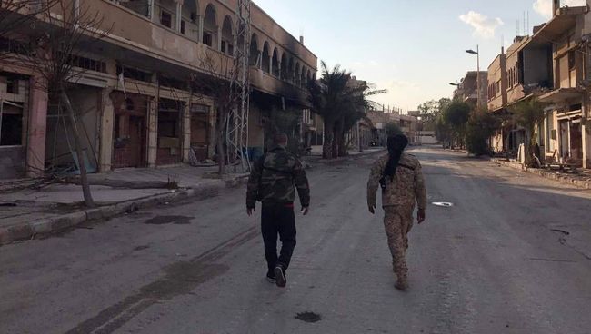 Солдаты у разрушенных в результате боевых действий домов в жилой части города Пальмира в сирийской провинции Хомс. Архивное фото Солдаты у разрушенных в результате боевых действий домов в жилой части города Пальмира в сирийской провинции Хомс. Архивное фото