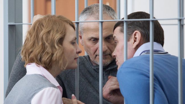 Бывший заместитель председателя правительства Сахалинской области Сергей Карепкин и бывший губернатор Сахалинской области Александр Хорошавин на заседании Южно-Сахалинского городского суда. 6 марта 2017 Бывший заместитель председателя правительства Сахалинской области Сергей Карепкин и бывший губернатор Сахалинской области Александр Хорошавин на заседании Южно-Сахалинского городского суда. 6 марта 2017