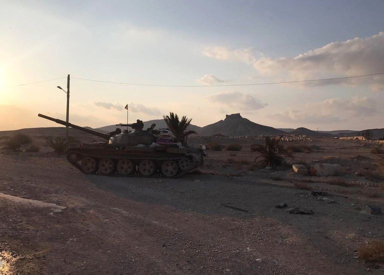 Танк Т-62 в окрестностях Древней Пальмиры в сирийской провинции Хомс Танк Т-62 в окрестностях Древней Пальмиры в сирийской провинции Хомс