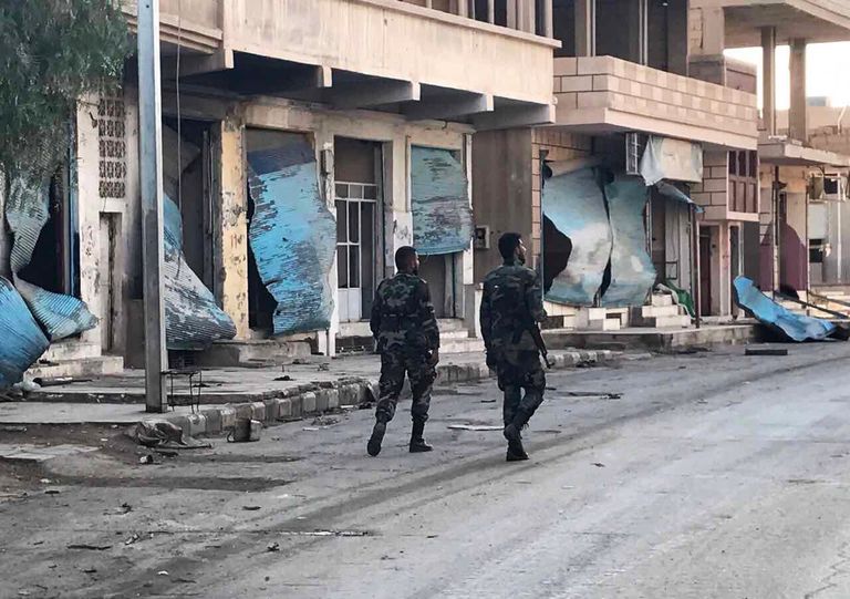 Солдаты у разрушенных в результате боевых действий домов в жилой части города Пальмира в сирийской провинции Хомс Солдаты у разрушенных в результате боевых действий домов в жилой части города Пальмира в сирийской провинции Хомс