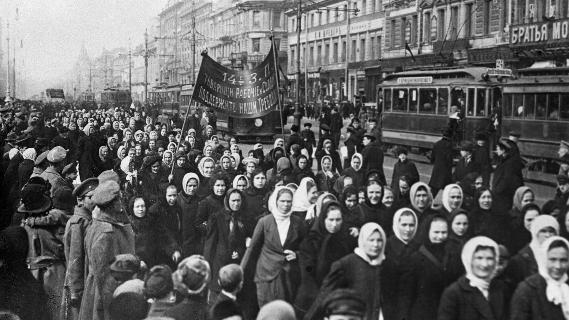 Демонстрация женщин, требующих избирательных прав и увеличения пайка семьям солдат. Петроград. 1917 го Демонстрация женщин, требующих избирательных прав и увеличения пайка семьям солдат. Петроград. 1917 го - РИА Новости, 1920, 03.04.2021