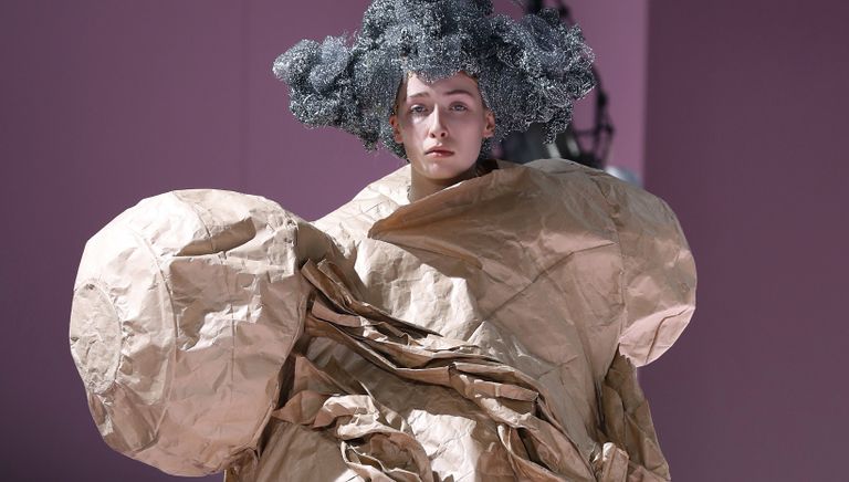 Показ Comme des Garcons в рамках Недели моды в Париже Показ Comme des Garcons в рамках Недели моды в Париже