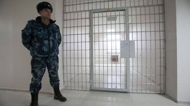 Сотрудник Федеральной службы исполнения наказаний РФ в здании нового следственного изолятора Кресты-2, строящегося в Санкт-Петербурге