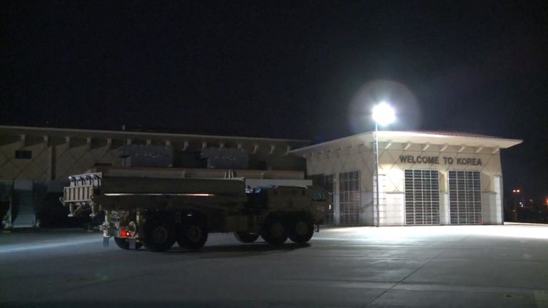 Военные доставили американскую систему ПРО THAAD на базу в Южной Корее Военные доставили американскую систему ПРО THAAD на базу в Южной Корее