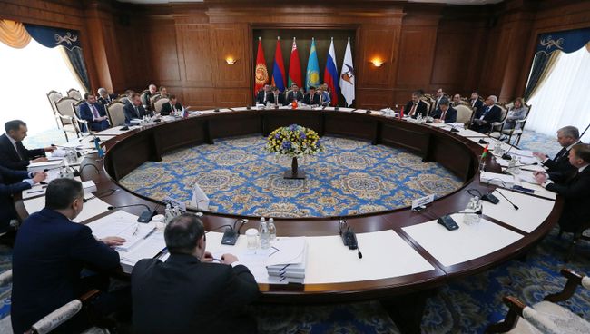 Председатель правительства РФ Дмитрий Медведев на заседании Евразийского межправительственного совета в узком составе. 7 марта 2017 Председатель правительства РФ Дмитрий Медведев на заседании Евразийского межправительственного совета в узком составе. 7 марта 2017