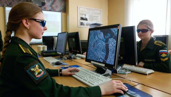 Девушки-курсанты на занятиях в Военно-космической академии имени А.Ф. Можайского в Санкт-Петербурге. Архивное фото Девушки-курсанты на занятиях в Военно-космической академии имени А.Ф. Можайского в Санкт-Петербурге. Архивное фото
