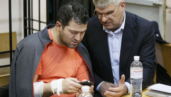 Глава государственной фискальной службы Украины Роман Насиров с адвокатом во время судебного заседания в Киеве Глава государственной фискальной службы Украины Роман Насиров с адвокатом во время судебного заседания в Киеве