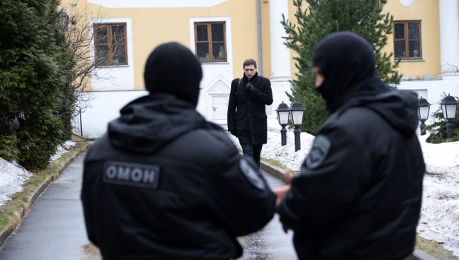 Сотрудники правоохранительных органов проводят обыск в московском Международном центре Рерихов в Москве. 7 марта 2017