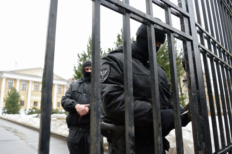 Сотрудники правоохранительных органов проводят обыск в московском Международном центре Рерихов в Москве. 7 марта 2017