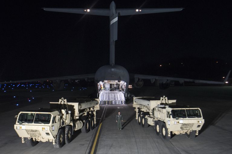 Грузовики с пусковыми установками американских ракетных комплексов THAAD на авиабазе в Южной Корее Грузовики с пусковыми установками американских ракетных комплексов THAAD на авиабазе в Южной Корее