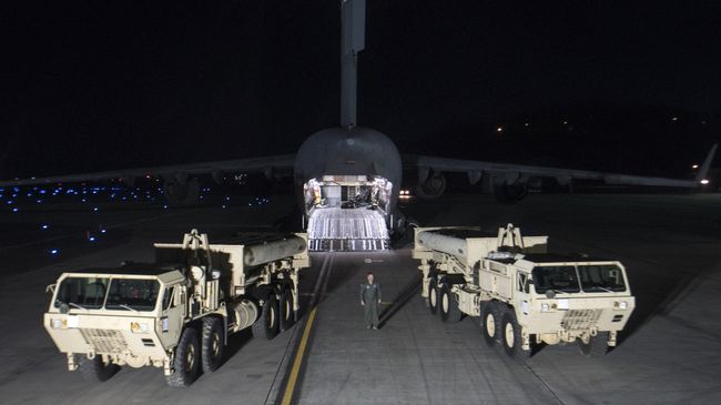 Грузовики с пусковыми установками американских ракетных комплексов THAAD на авиабазе в Южной Корее. Архивное фото Грузовики с пусковыми установками американских ракетных комплексов THAAD на авиабазе в Южной Корее. Архивное фото