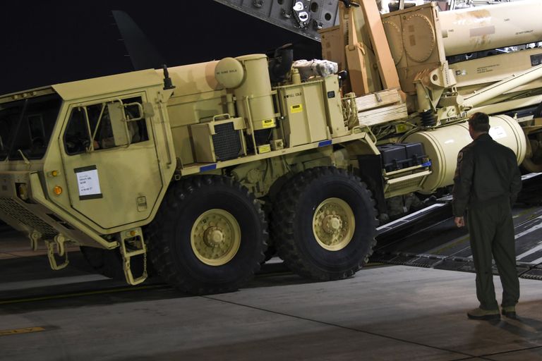 Грузовик с пусковыми установками американских ракетных комплексов THAAD на авиабазе в Южной Корее Грузовик с пусковыми установками американских ракетных комплексов THAAD на авиабазе в Южной Корее