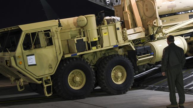 Грузовик с пусковыми установками американских ракетных комплексов THAAD. Архивное фото
