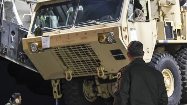 Грузовик с пусковыми установками американских ракетных комплексов THAAD на авиабазе в Южной Корее.  Архивное фото