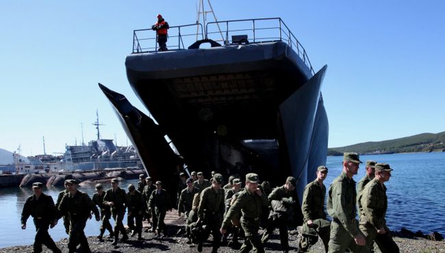 Военнослужащие покидают большой десантный корабль (БДК-101) Ослябя. Архивное фото Военнослужащие покидают большой десантный корабль (БДК-101) Ослябя. Архивное фото