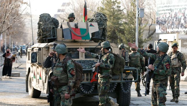 Афганские силовики у военного госпиталя в Кабуле, на который напали боевики, 8 марта 2017 Афганские силовики у военного госпиталя в Кабуле, на который напали боевики, 8 марта 2017